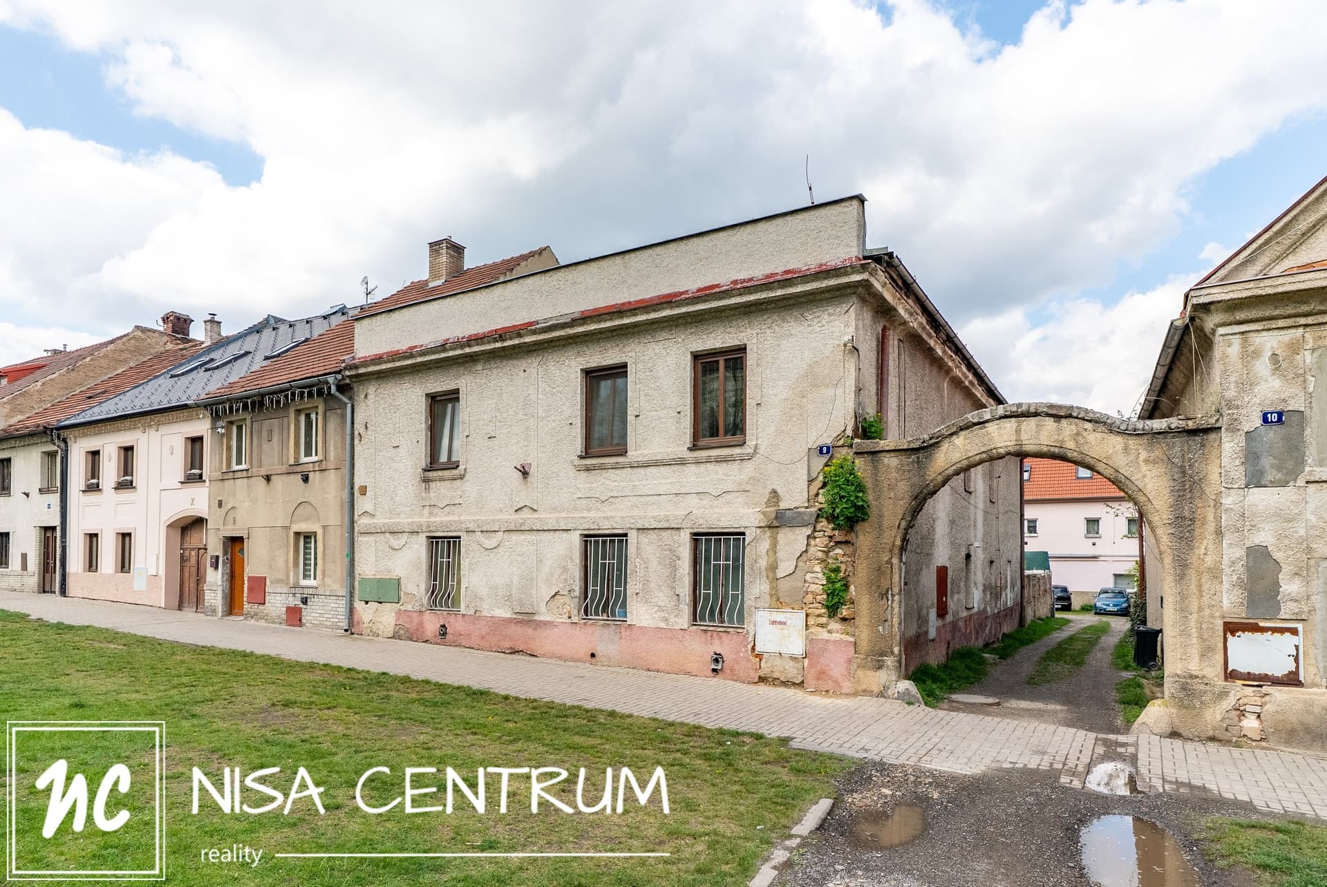 Prodej rodinného domu 460 m² v centru Smečna